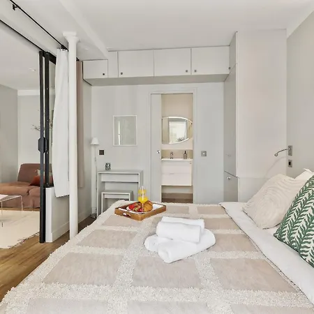 Apartment Near Place Des Vosges Parigi