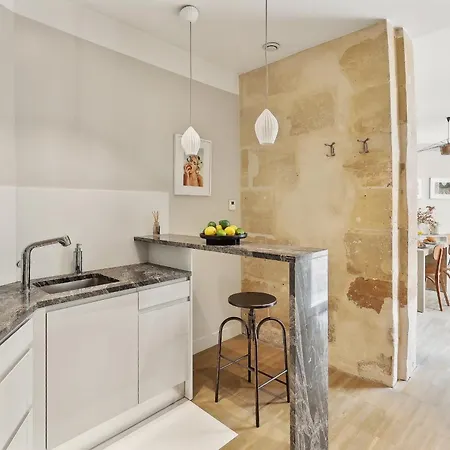 Apartment Near Place Des Vosges * Parigi